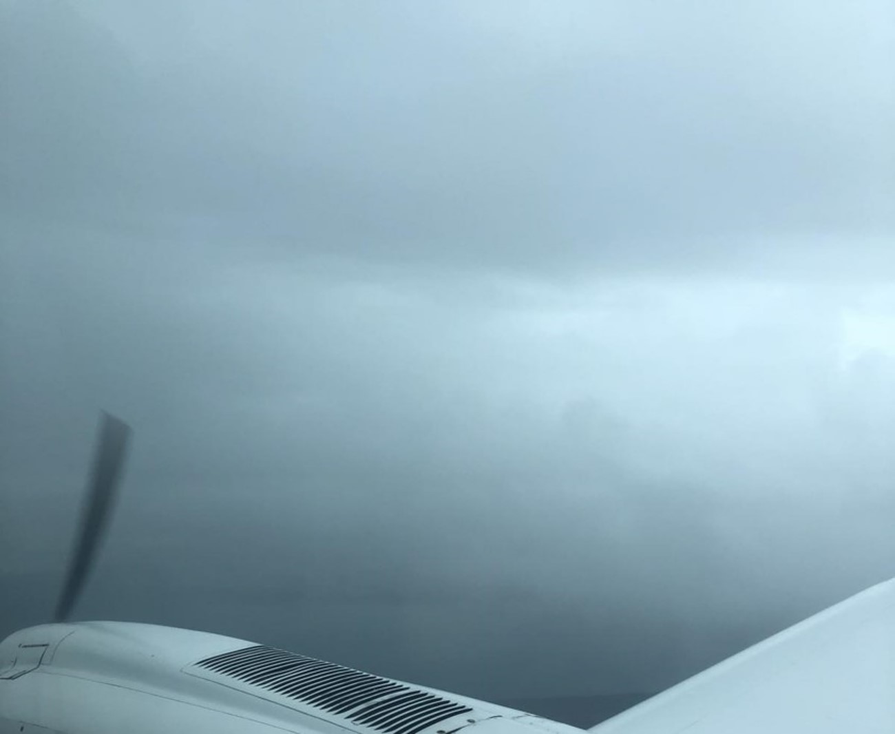 Image recorded by a passenger looking forward over the right engine and sent via text message at 0903