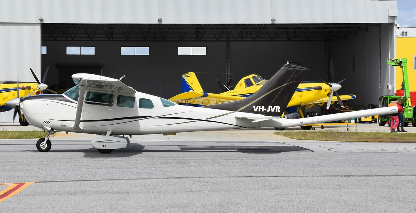 The photo shows VH-JVR.