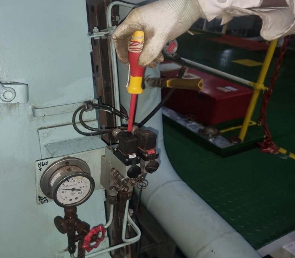 An image of the ship's main engine lubricating oil pressure switch.