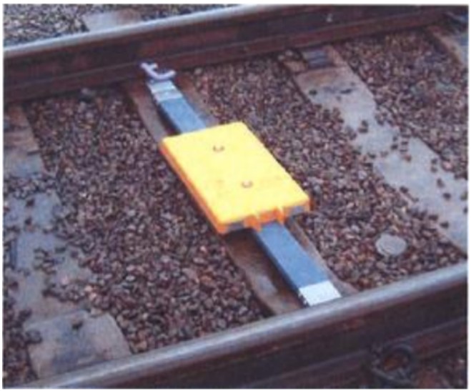 A picture of a balise installed in the forefoot of the track