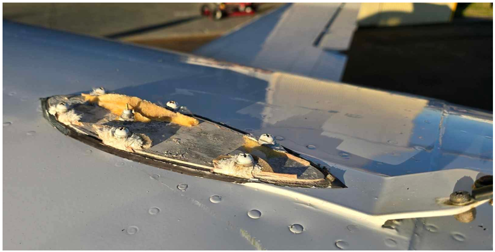 A photograph of the antenna base secured to the top of VH-EEL after the antenna separated from the aircraft.