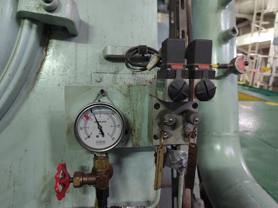 Photograph of FMG Nicola's main engine bearing lubricating oil system pressure sensing instruments.