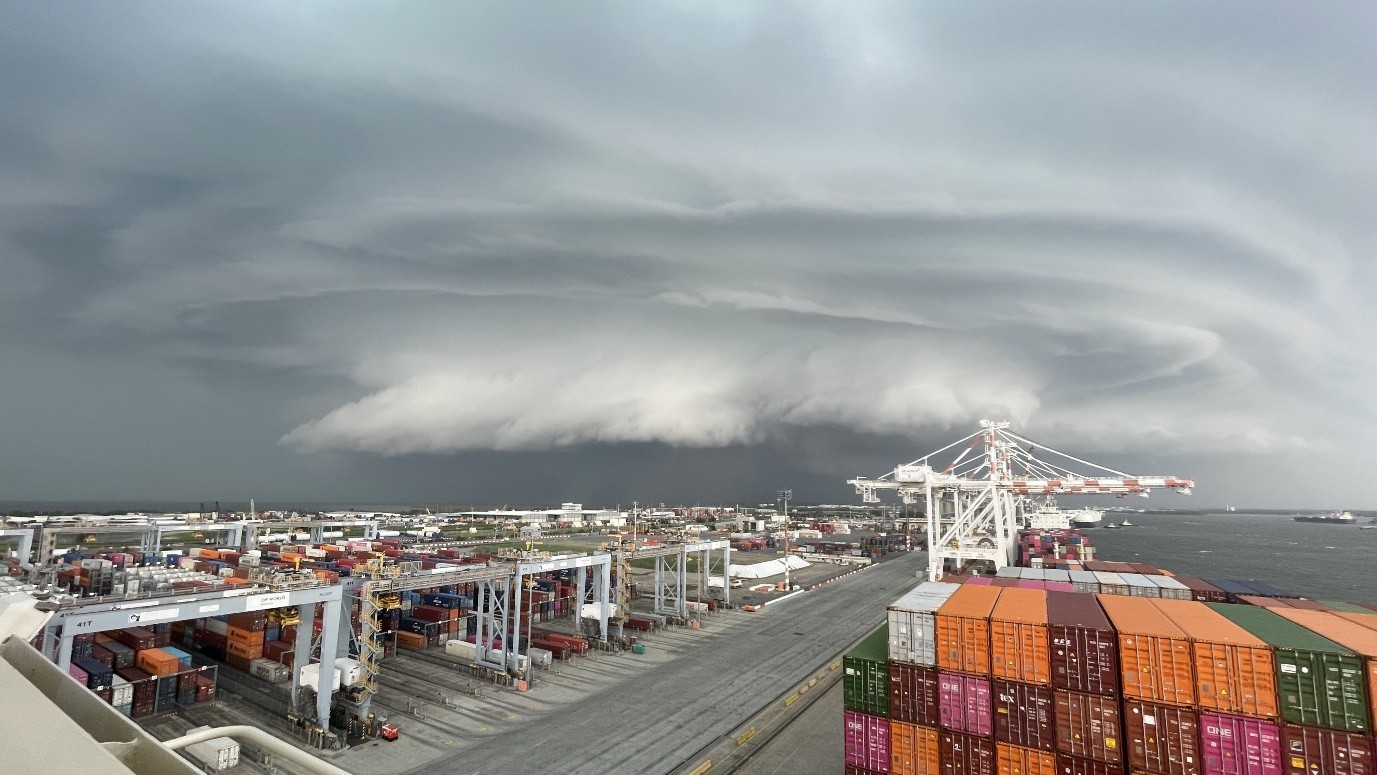 The storm approaching the port prior to the breakaway incidents.