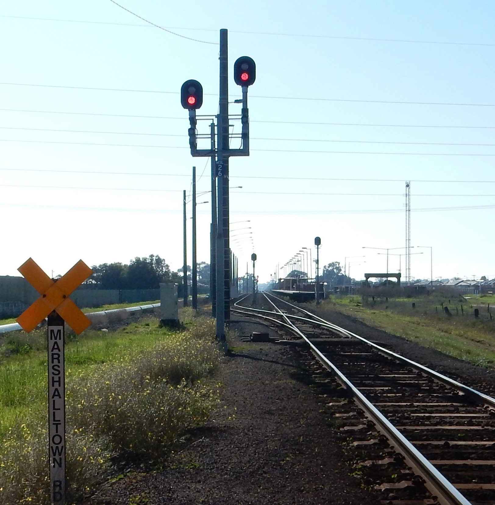 Figure 10: Multiple route two-position signal MSL26, with two light signals.<br />
• The right hand signal provided an indication for the straight route and had a Green aspect (Proceed) for the passage of Train 1240.<br />
• The left hand signal provided a signal indication for the loop track and was red for Train 1240.