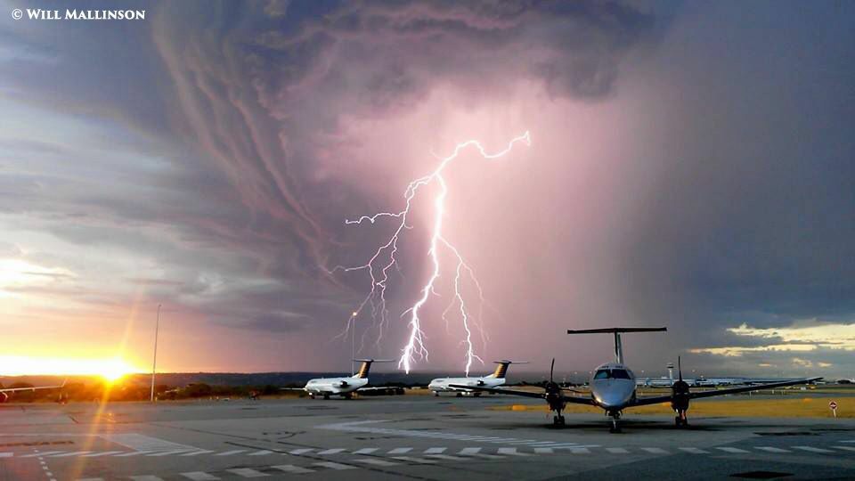 Lightning at Perth Airport<br />
(not the day of the incident)