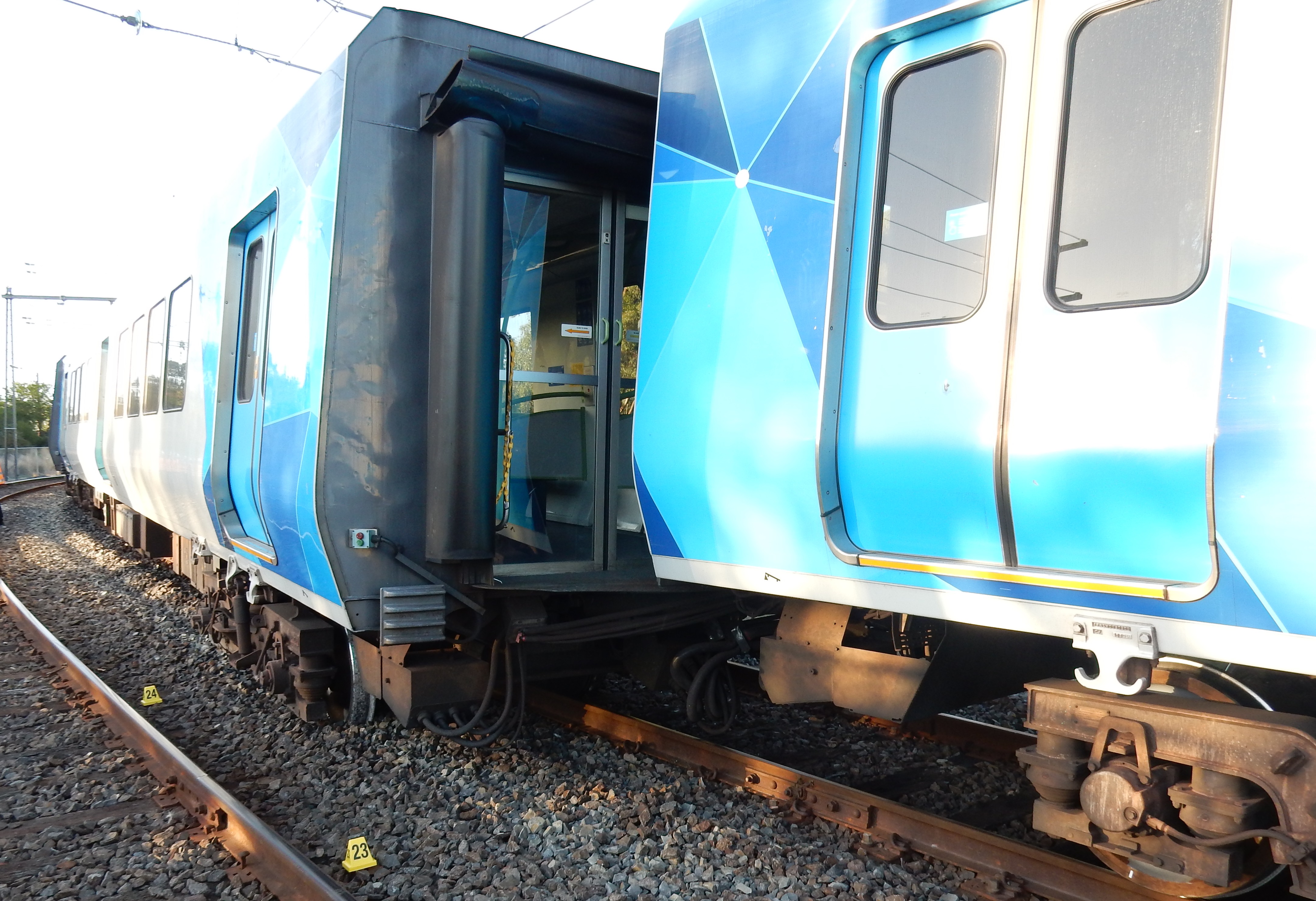 Figure 2: View of the derailed leading-end bogie of the second car. The leading-end of the second car derailed, and is shown sitting foul of the clearance of the opposite (adjacent) running line.<br />
Source: Chief Investigator, Transport Safety (Vic)