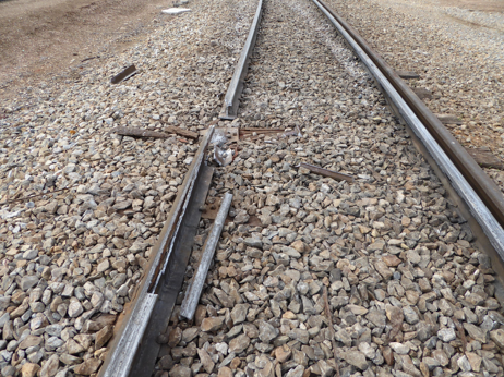 Fractured rail section in lower rail of curve. Source:  ATSB