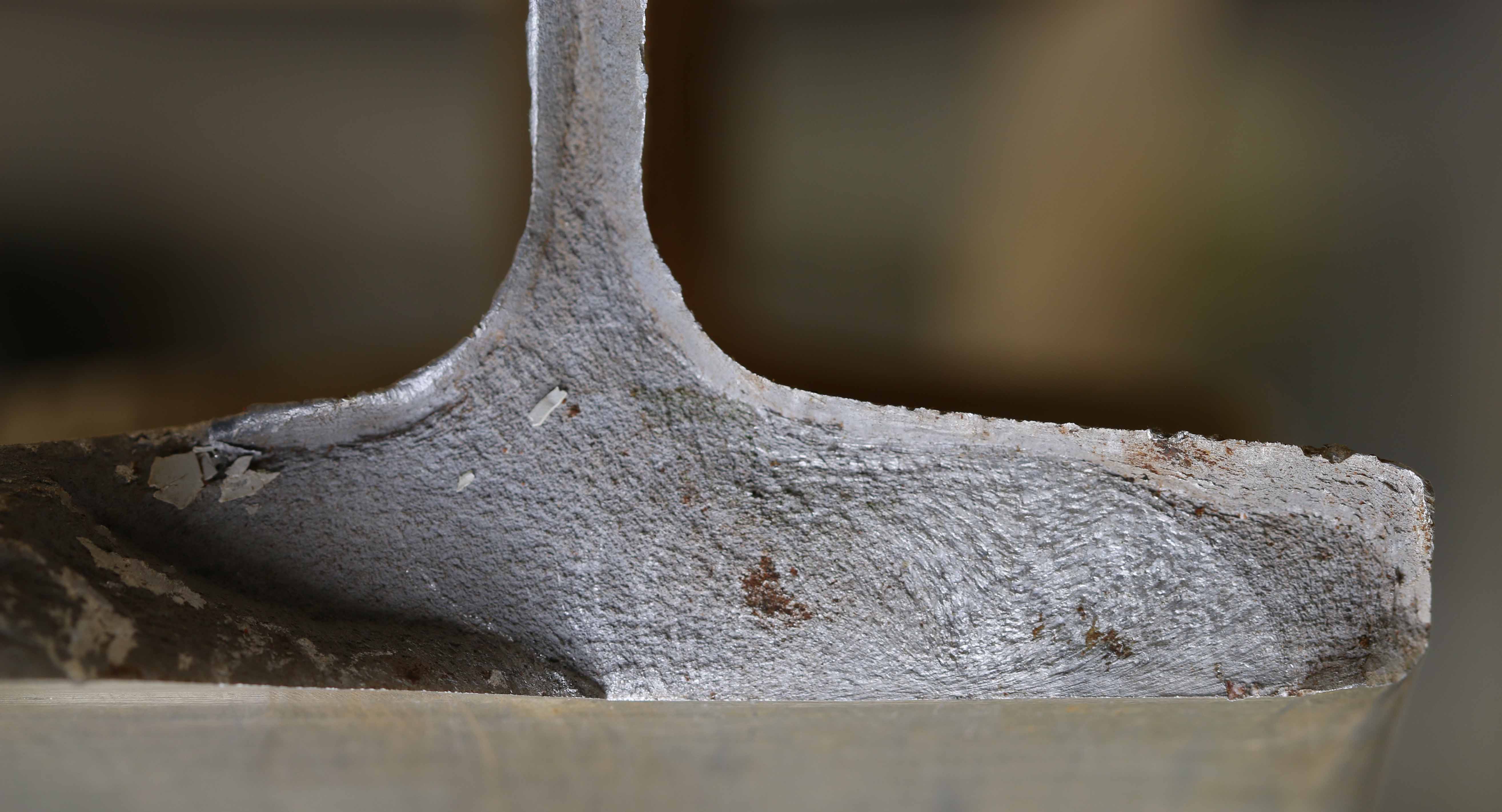 Figure 5: Close view of the outboard portion of the fracture surface (fatigue cracking has initiated on the underside surface). Source: ATSB