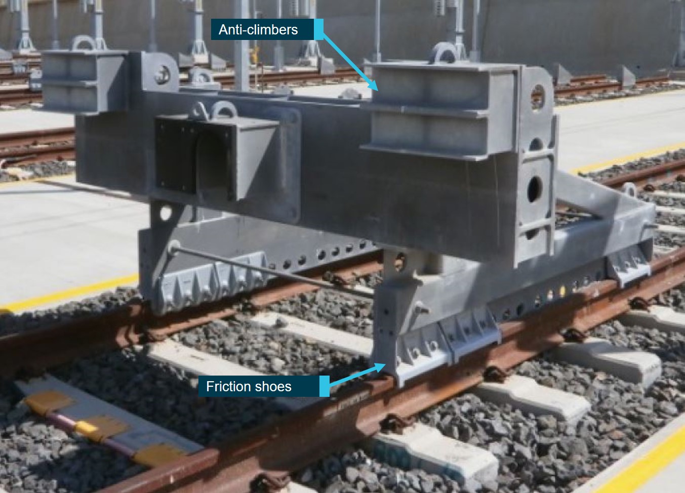 Figure 15: Friction buffer stop.<br />
This shows an energy- absorbing friction buffer stop. It has sliding friction shoes, anti-climbers and a coupler-compatible arrangement at the front.<br />
Source: TfNSW with annotations by ATSB