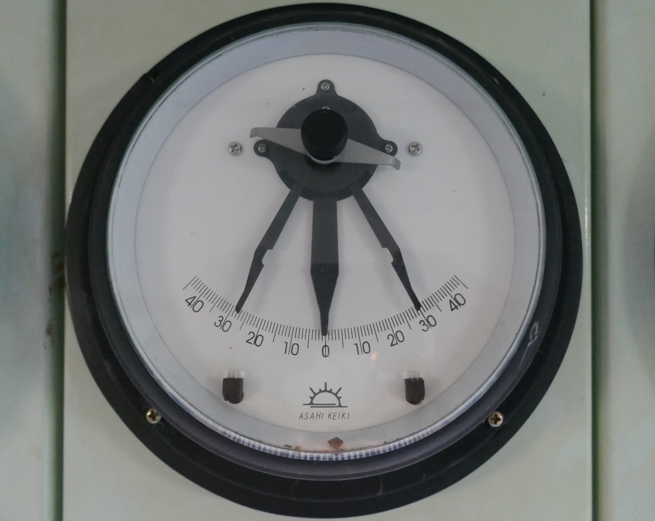 Figure 5: Inclinometer. Note semi-fixed indicators show the maximum roll encountered.<br />
Source: ATSB