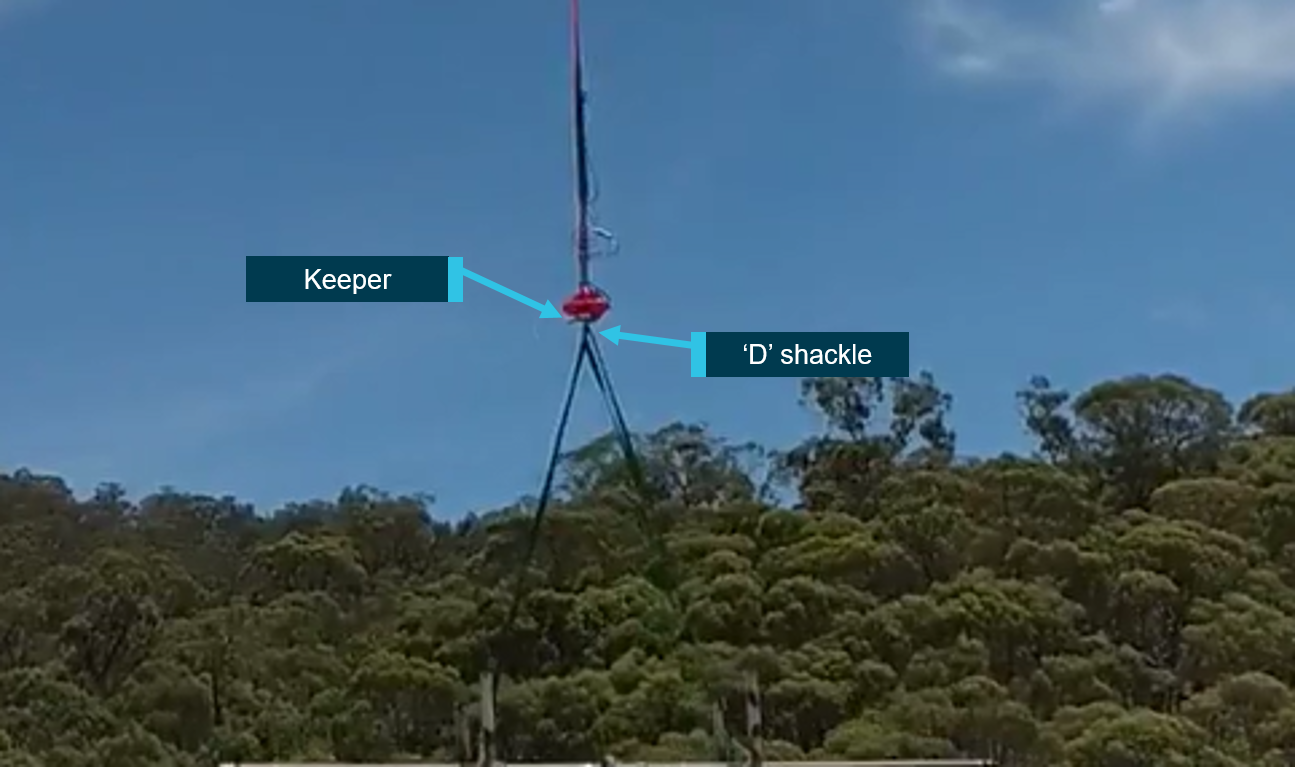 Figure 4: Image shows that the ‘D’ shackle was behind the keeper.The image shows that on departure after the load had been adjusted, the ‘D’ shackle was behind the keeper.Source: Helicopter operator A, annotated by the ATSB