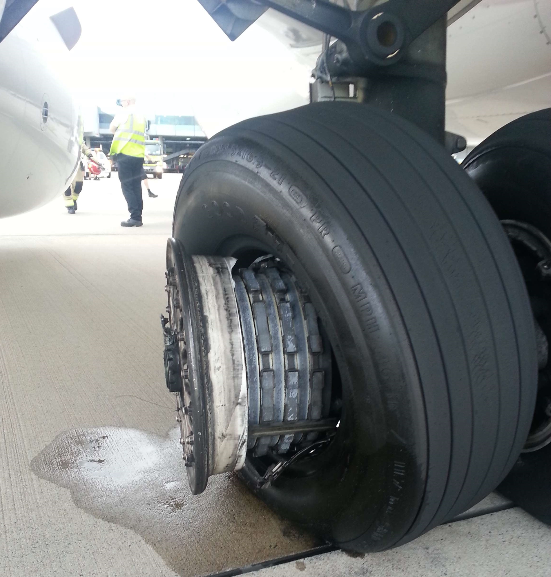 Figure 1: Damage to the number one main wheel assembly on VH-VUH.<br />
Source: Virgin Australia