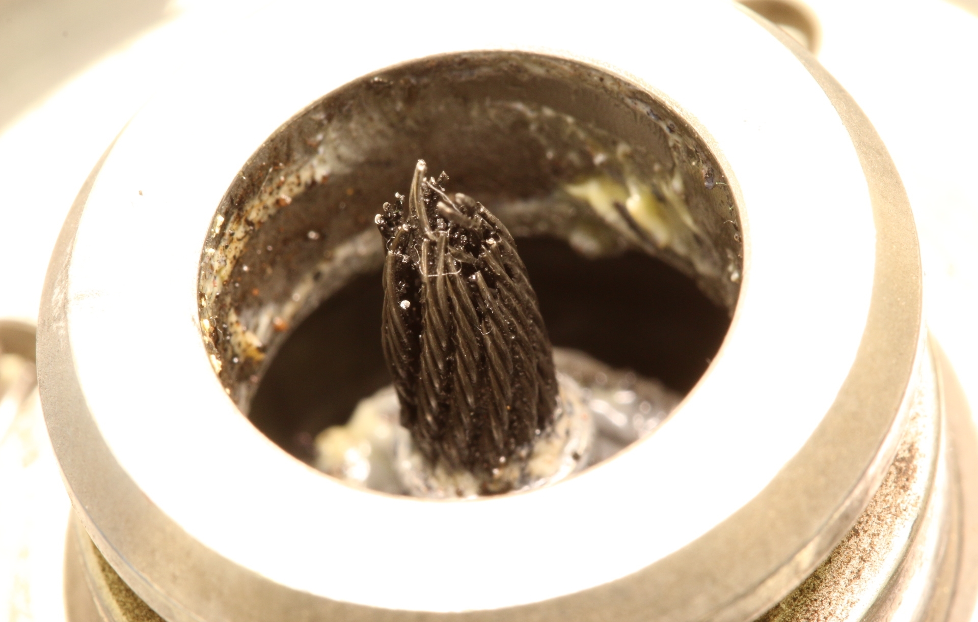 Close view of the failed cable from within hook assembly.<br />
Source: ATSB