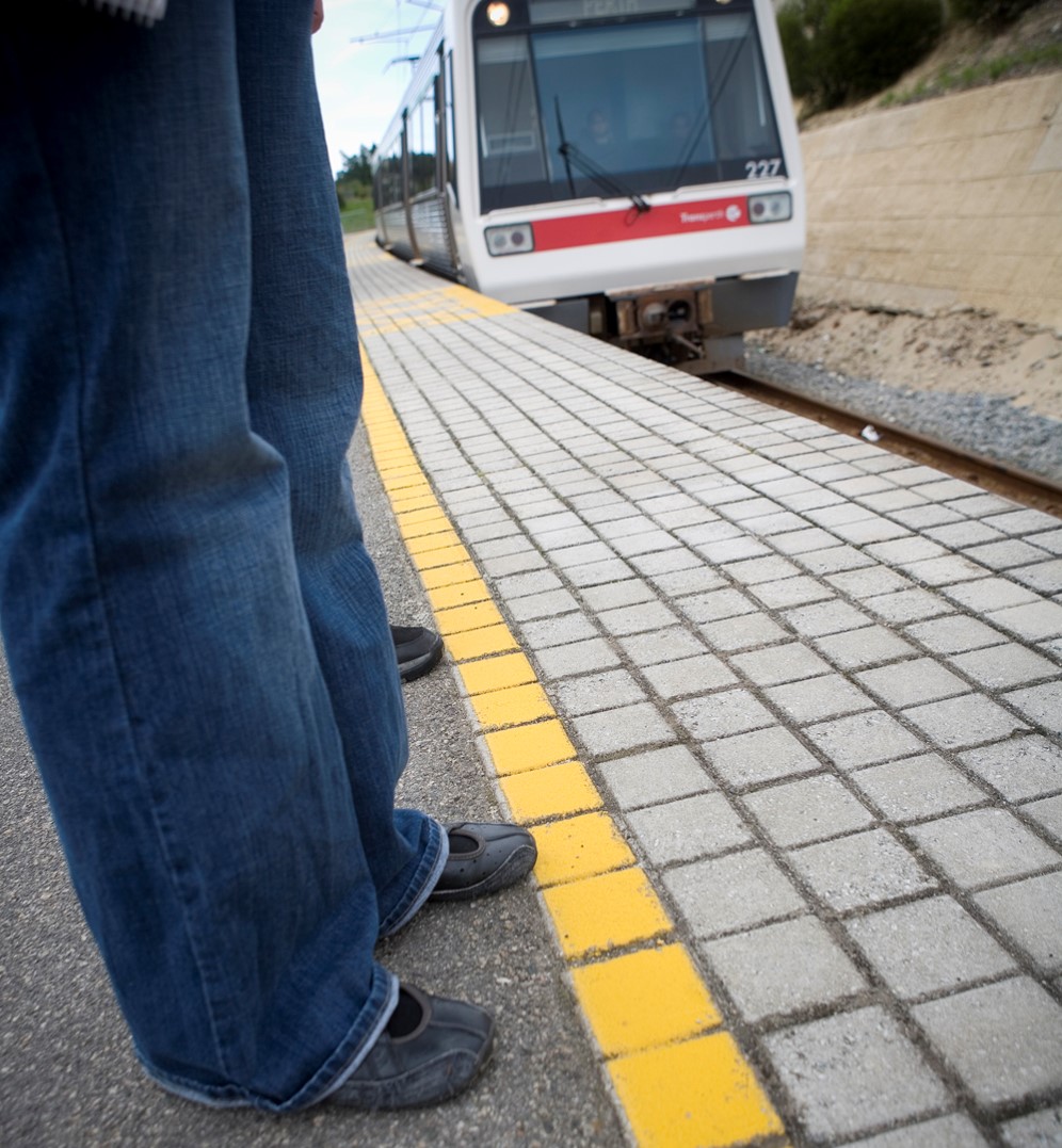 Figure 2: Typical platform showing painted safety line.<br />
Source: Transperth ‘Get on Board’ safety education program.