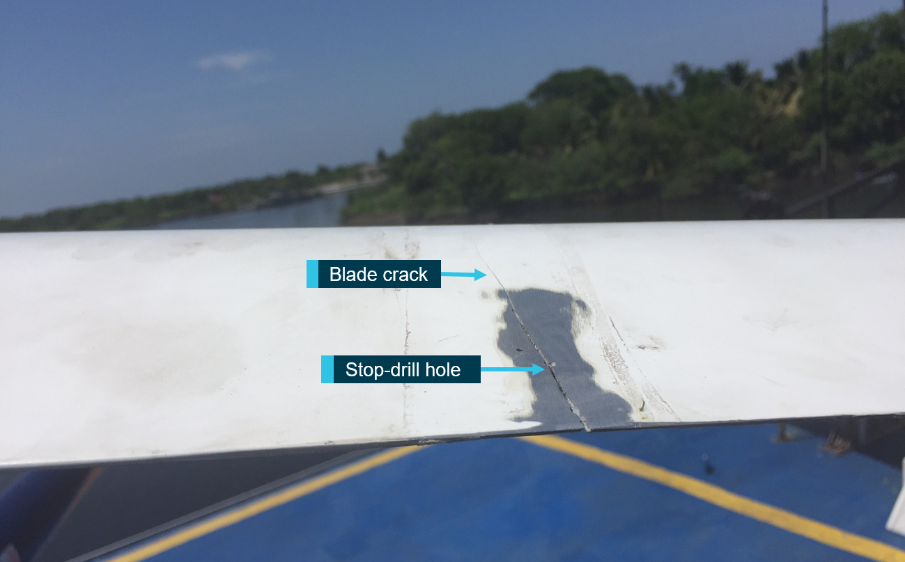 Figure 4: Cracking in an A016-6 blade from a Mexican R22.<br />
Source: Robinson Helicopter Company; annotated by ATSB