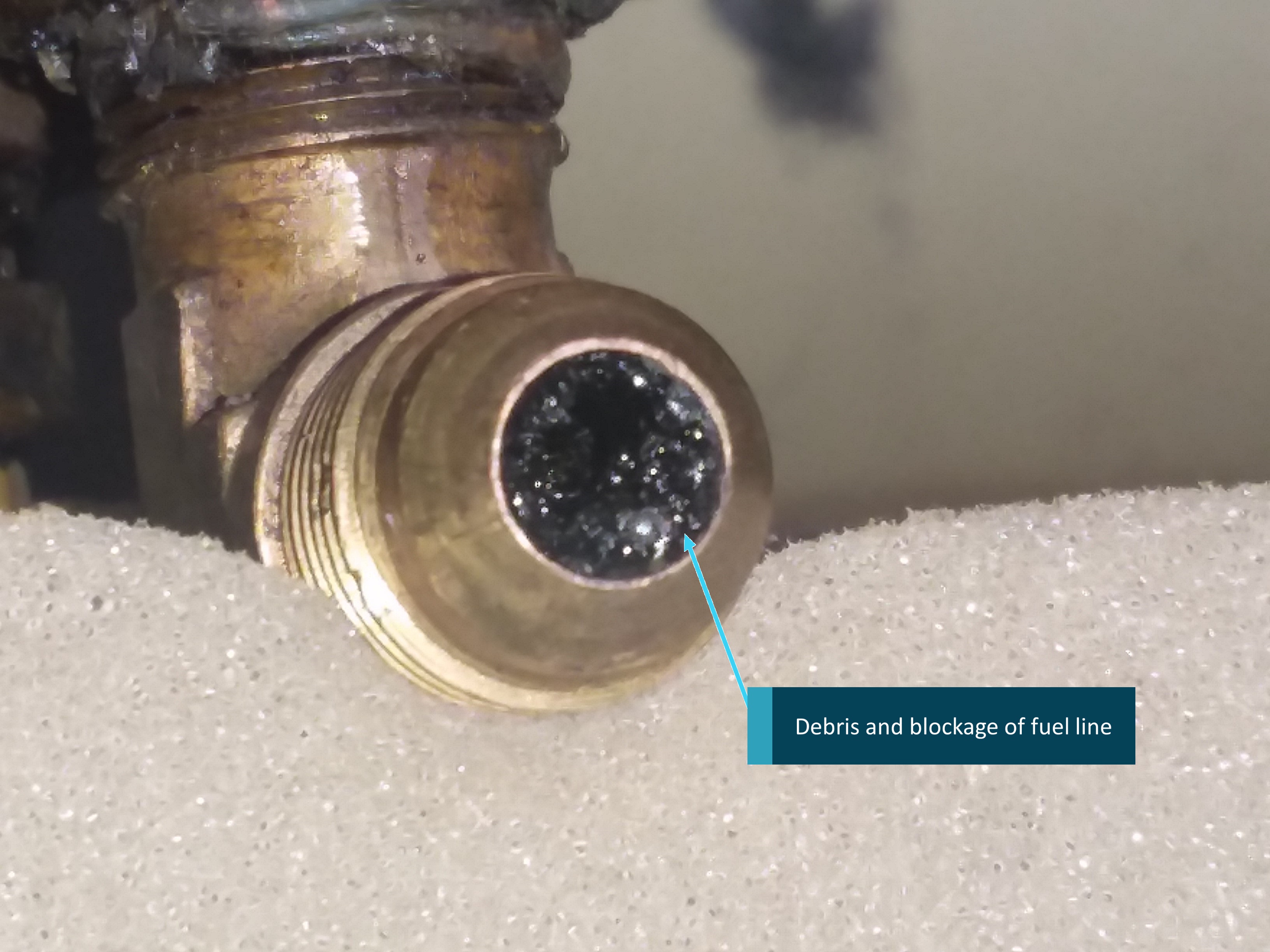 Figure 2: Fuel line blockage and debris.<br />
Source: Pilot