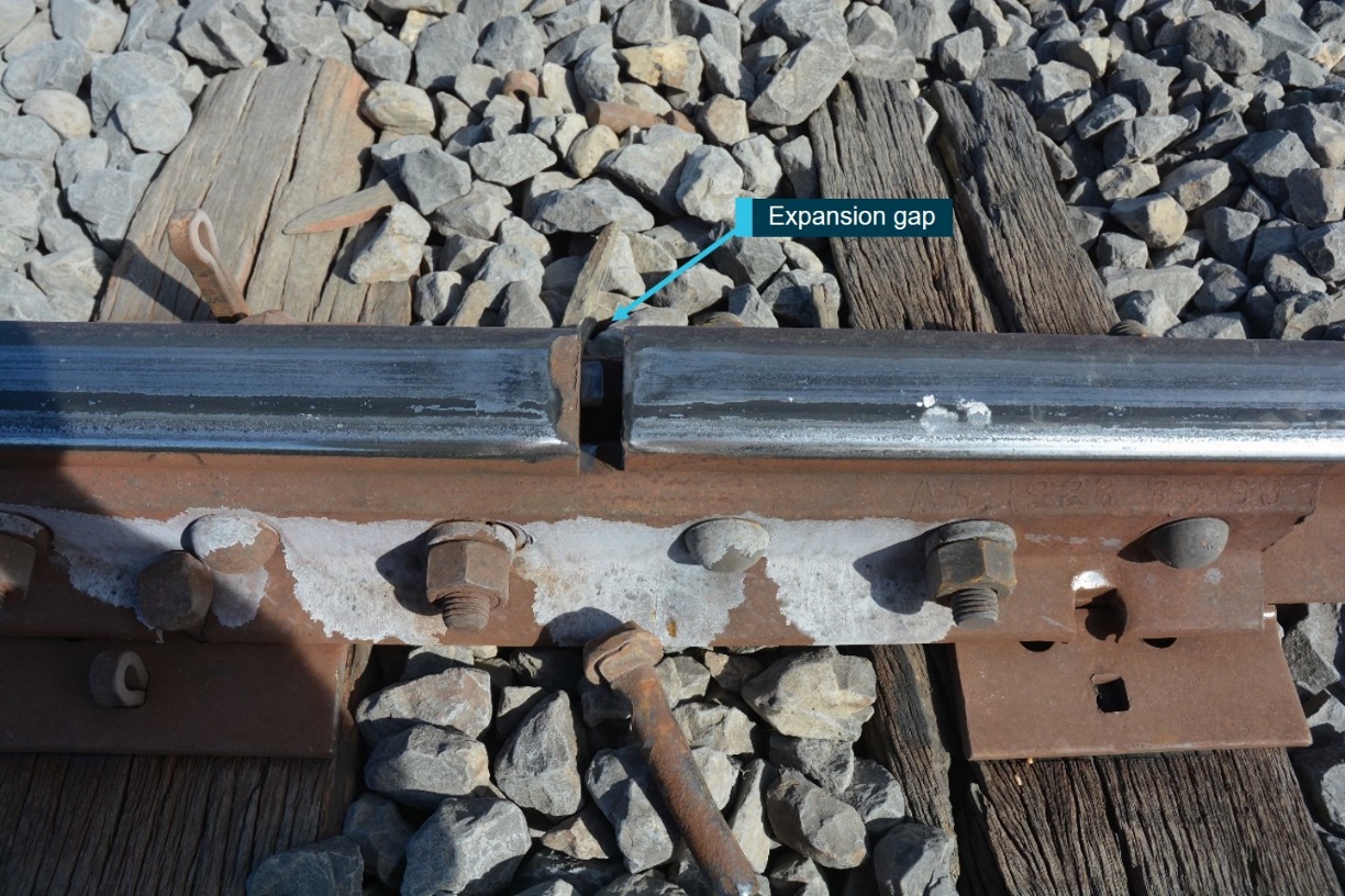 Figure 6: Rail joint.
This figure shows the expansion gap at the rail joint on the down rail at 536.989 km.
Source: ATSB