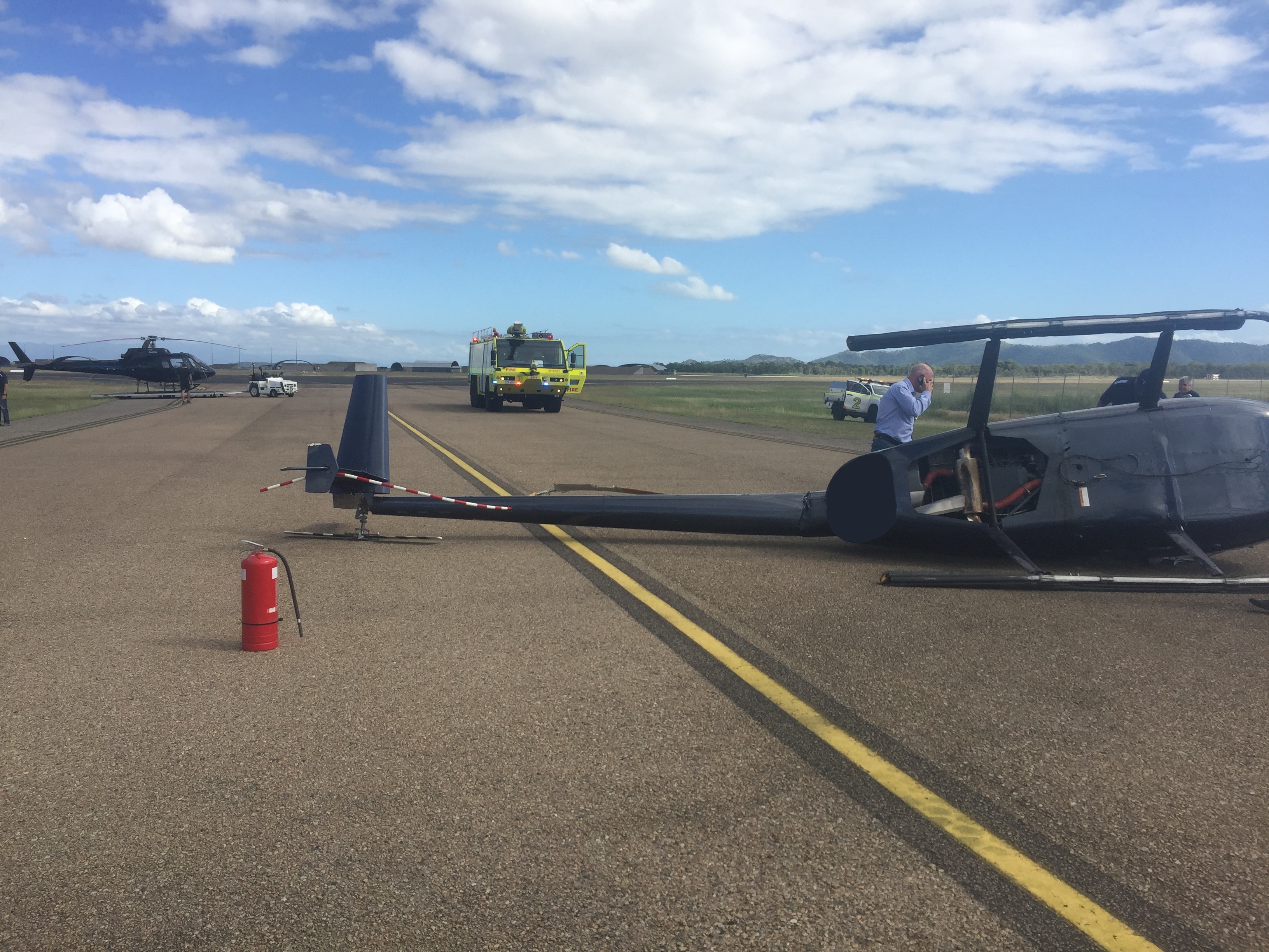 Figure 1: Helicopter post-accident.<br />
Source: Townsville Airport
