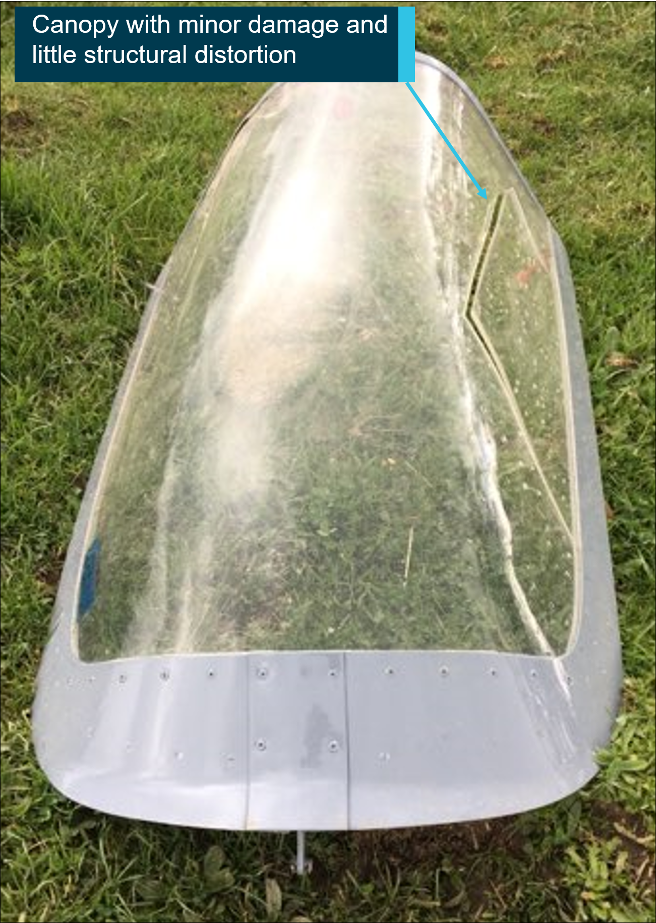 Figure 6: Forward looking view of the rear canopy.<br />
Source:  Insurance assessor image with ATSB annotations