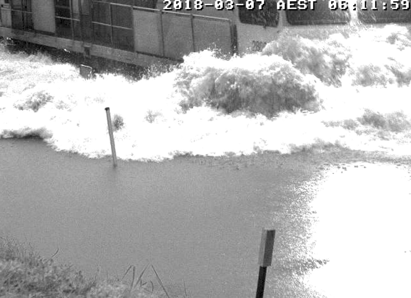 Figure 4: Train 6792’s locomotive passing over the flooded Little Banyan Creek rail bridge.<br />
Source: QR.