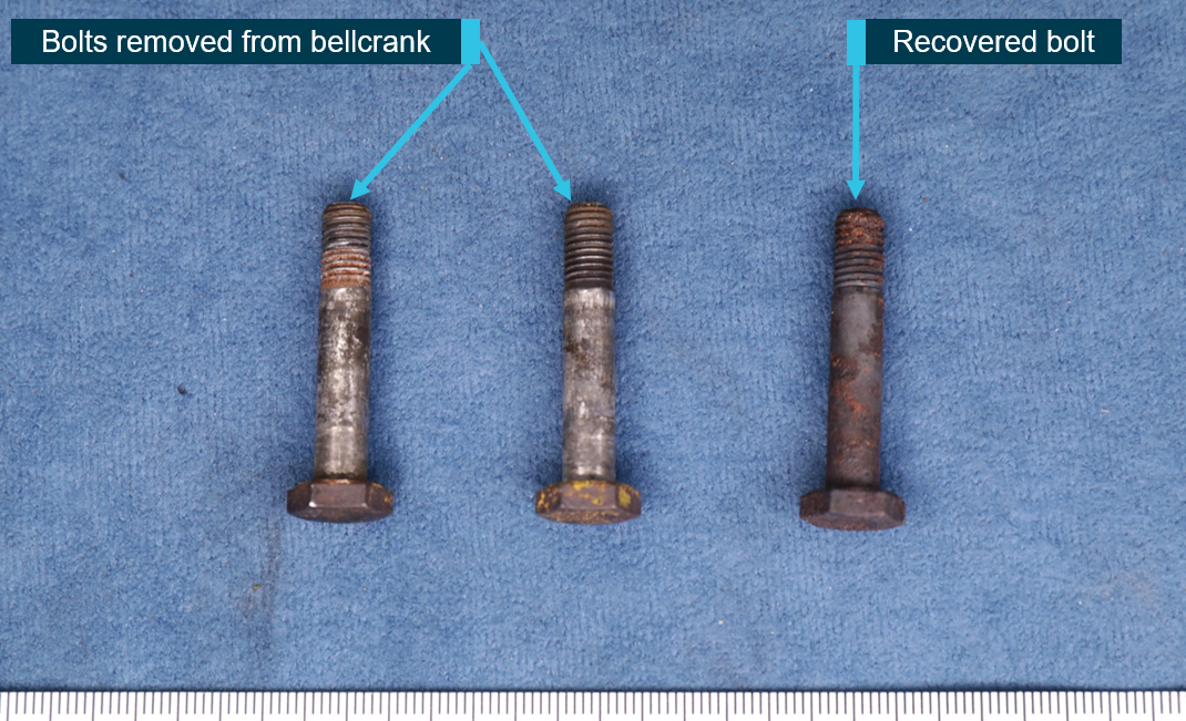 Figure 11: Comparison between the bolts removed from the bellcrank (left and centre) and the fire damaged bolt (right).<br />
subsequently recovered from the accident site.<br />
Note: The recovered bolt is shown after it had undergone ultrasonic chemical cleaning.<br />
Source: ATSB