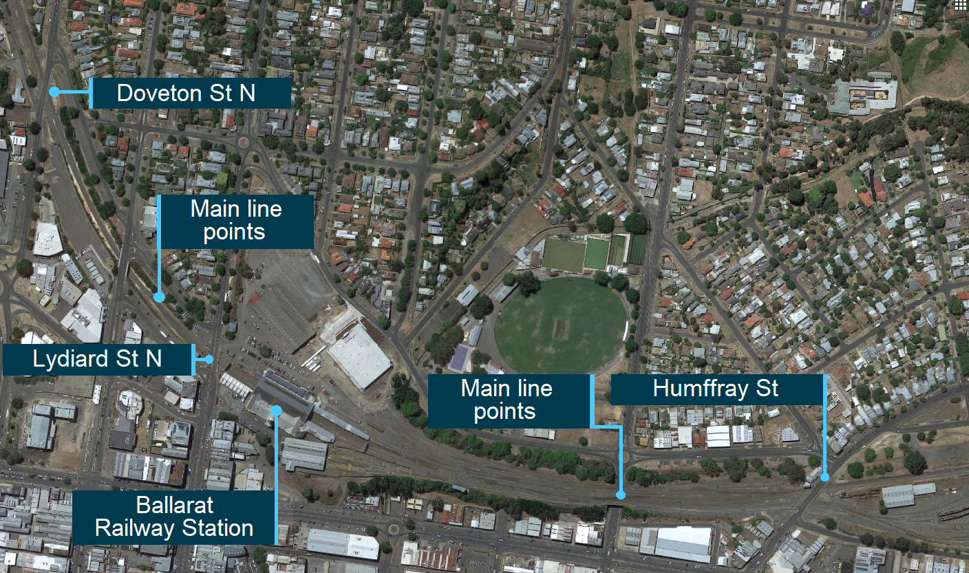 Figure 2: Ballarat railway station locality and level crossings.<br />
Source: Google Maps. Annotated by Chief Investigator, Transport Safety