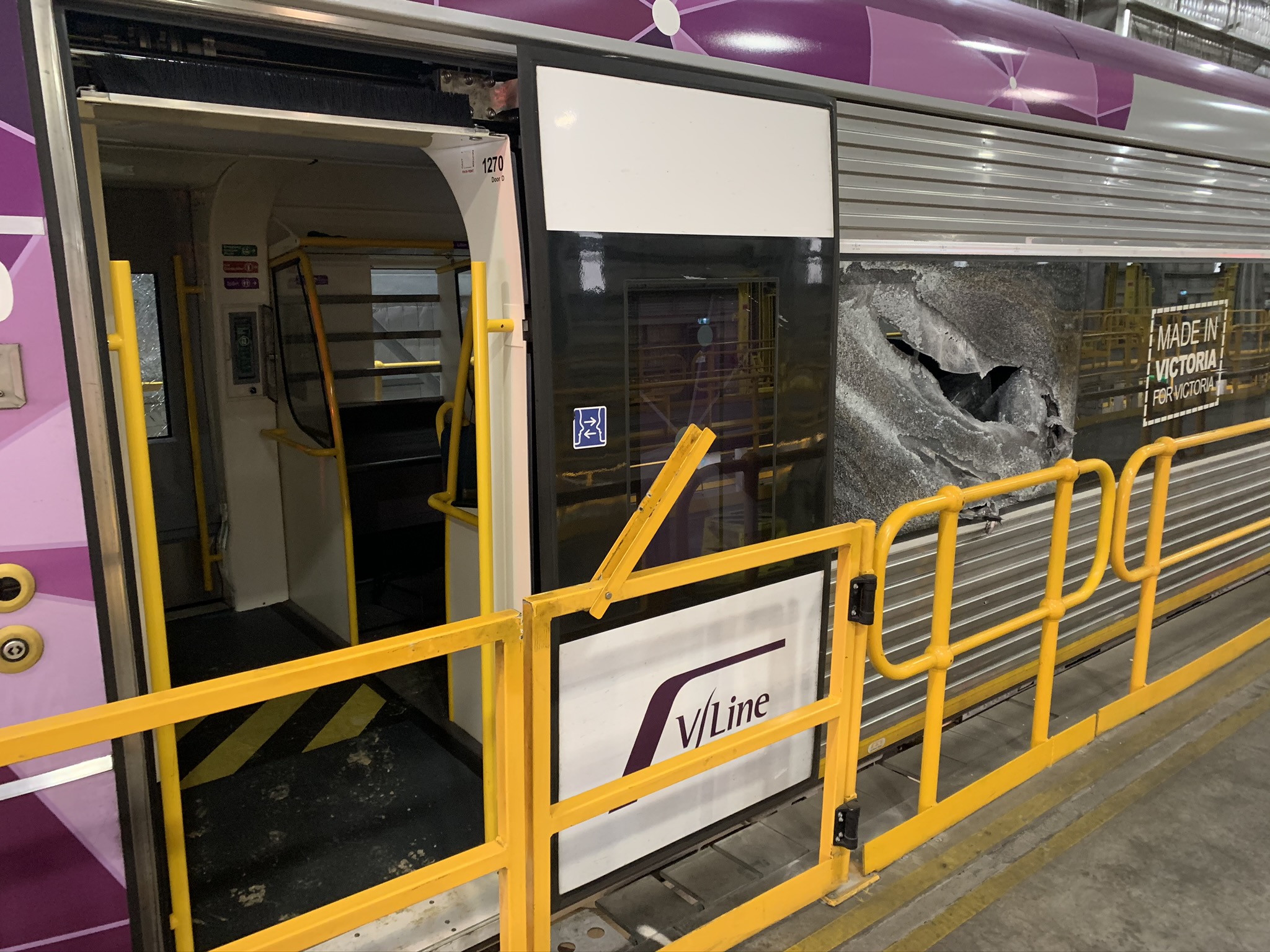 Figure 9: VLocity car 1270 damage to passenger side window from impact of gate debris.<br />
Source: Chief Investigator, Transport Safety
