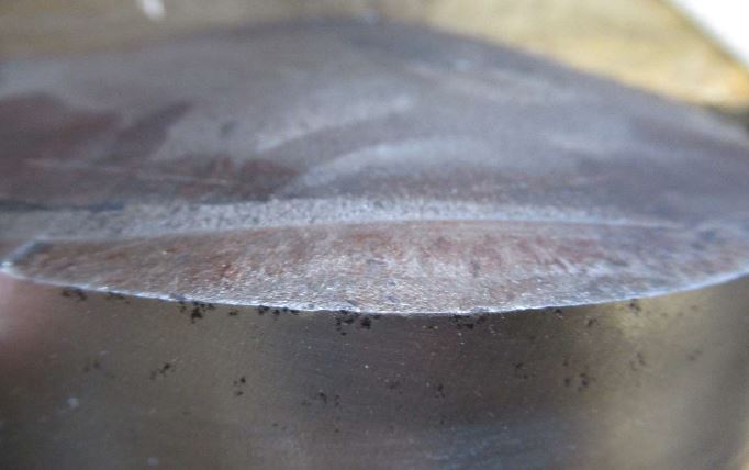 Figure 11: Corrosion pitting on axle surface next to fracture ignition point.<br />
Source: Bureau Veritas