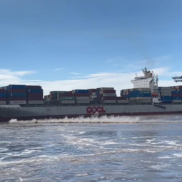 Figure 5: OOCL Brisbane breaking away (image shows the last headline parting)