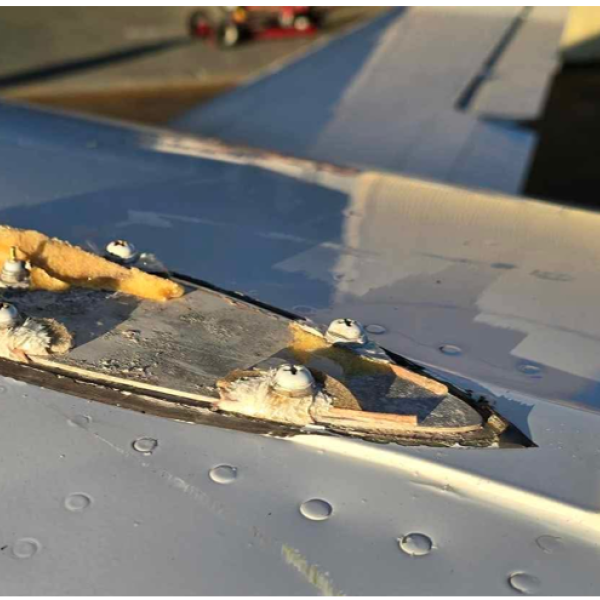A photograph of the antenna base secured to the top of VH-EEL after the antenna separated from the aircraft.