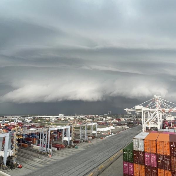 The storm approaching the port prior to the breakaway incidents.