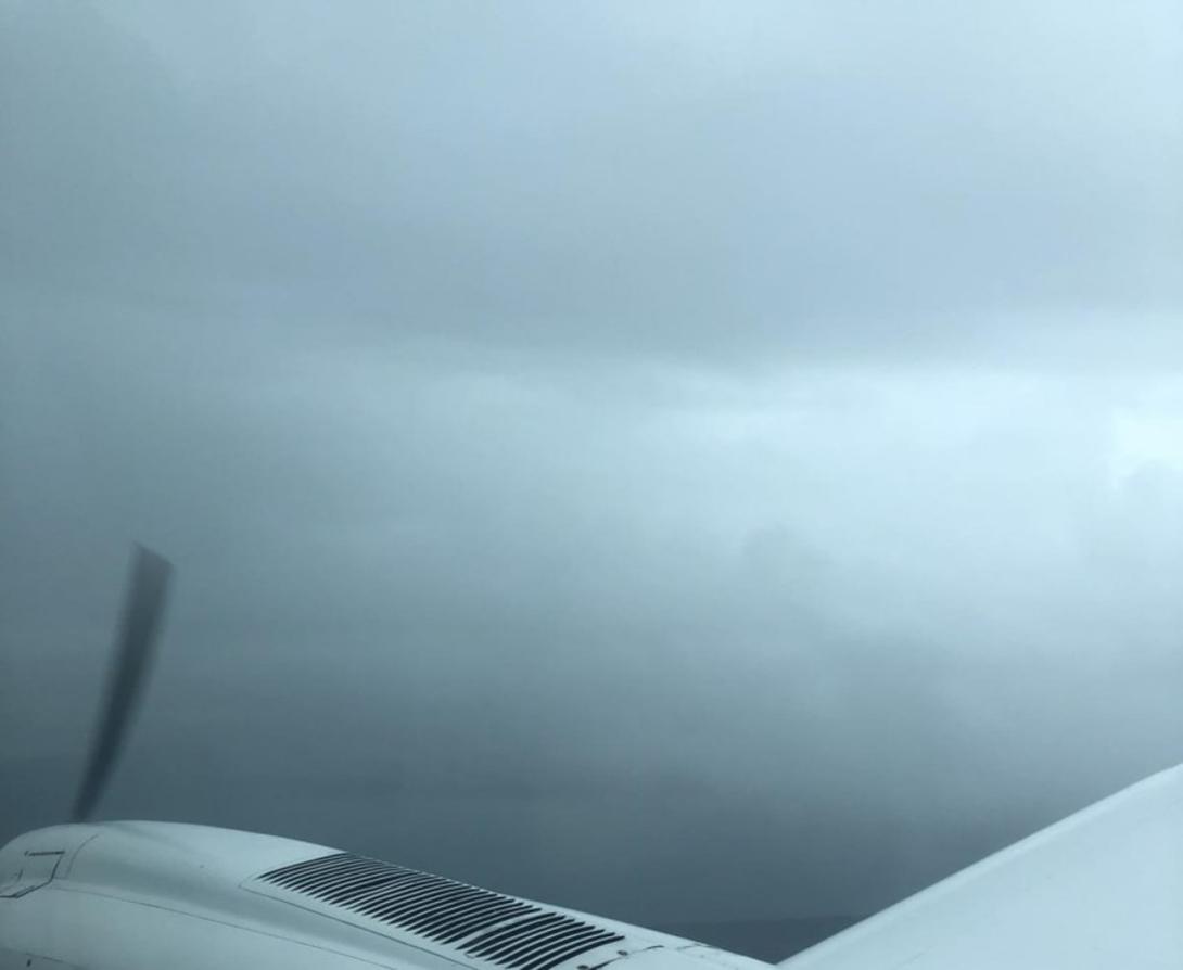 Image recorded by a passenger looking forward over the right engine and sent via text message at 0903