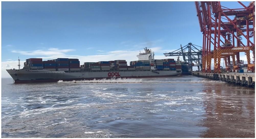 Figure 5: OOCL Brisbane breaking away (image shows the last headline parting)